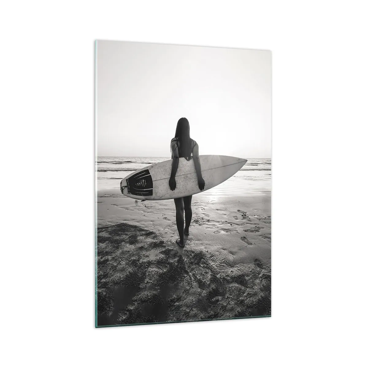 Quadro su vetro - Donna con tavola da surf sulla spiaggia in bianco e nero - 70x100cm - La figlia dell'onda marina - Decorazione murale moderna per soggiorno e camera da letto ARTTOR