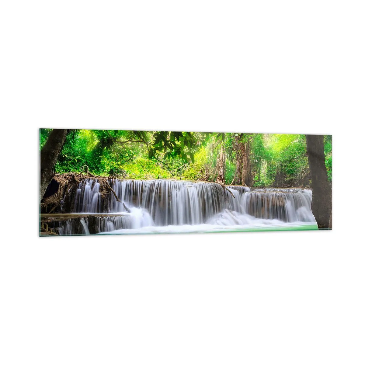 Quadro su vetro - Una cascata verde circondata da una fitta vegetazione tropicale - 160x50cm - Cascata nel verde - Decorazione murale moderna per soggiorno e camera da letto ARTTOR
