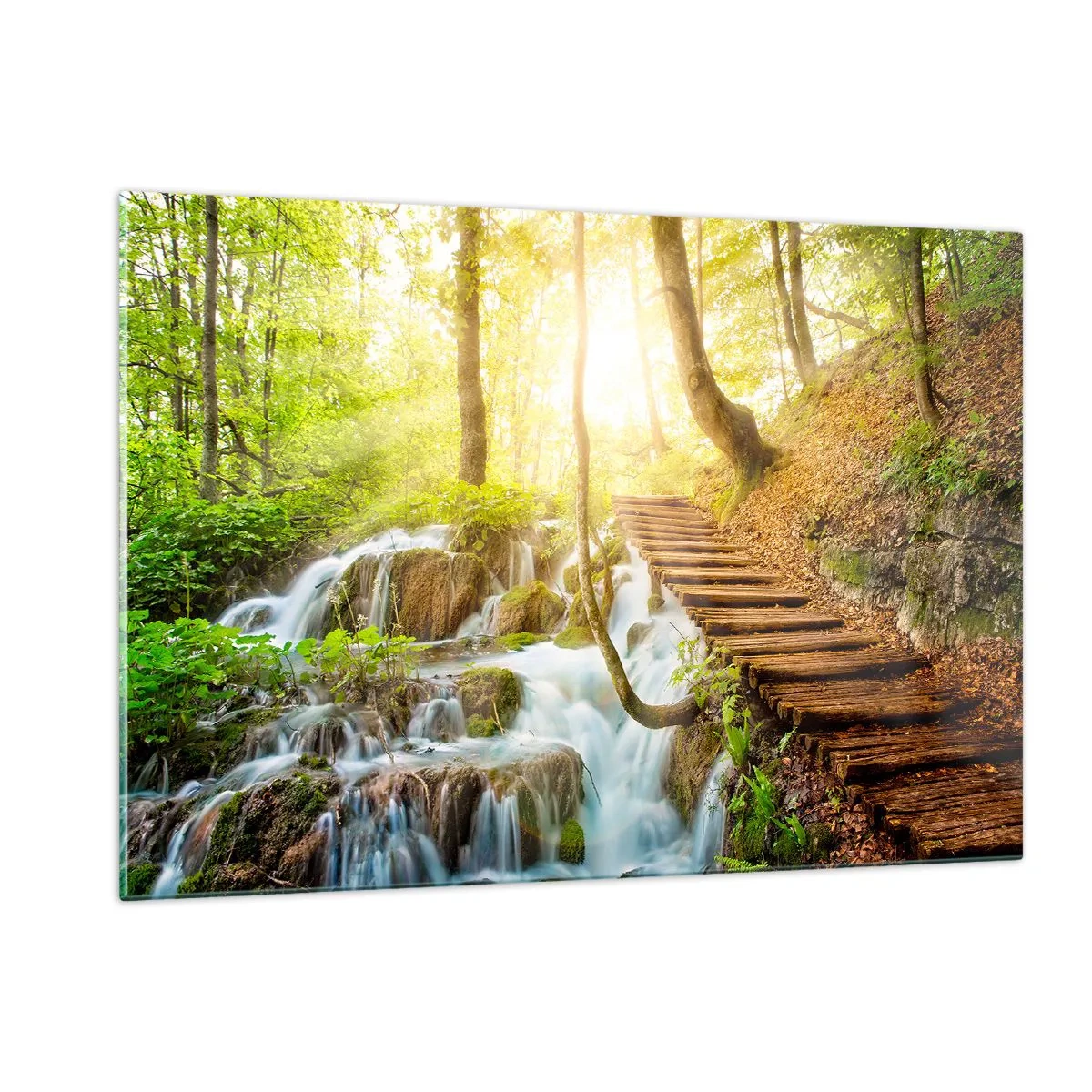 Quadro su vetro - Una cascata nella foresta con un sentiero in legno illuminato dalla luce del sole - 120x80cm - Bramata freschezza - Decorazione murale moderna per soggiorno e camera da letto ARTTOR