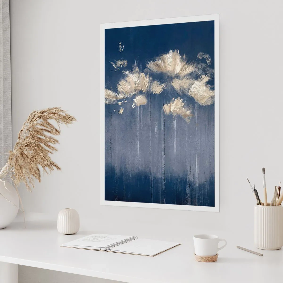 Poster - Fiori astratti dorati su uno sfondo blu navy intenso - 50x70cm - Come petali al vento - Decorazione murale moderna per soggiorno e camera da letto ARTTOR