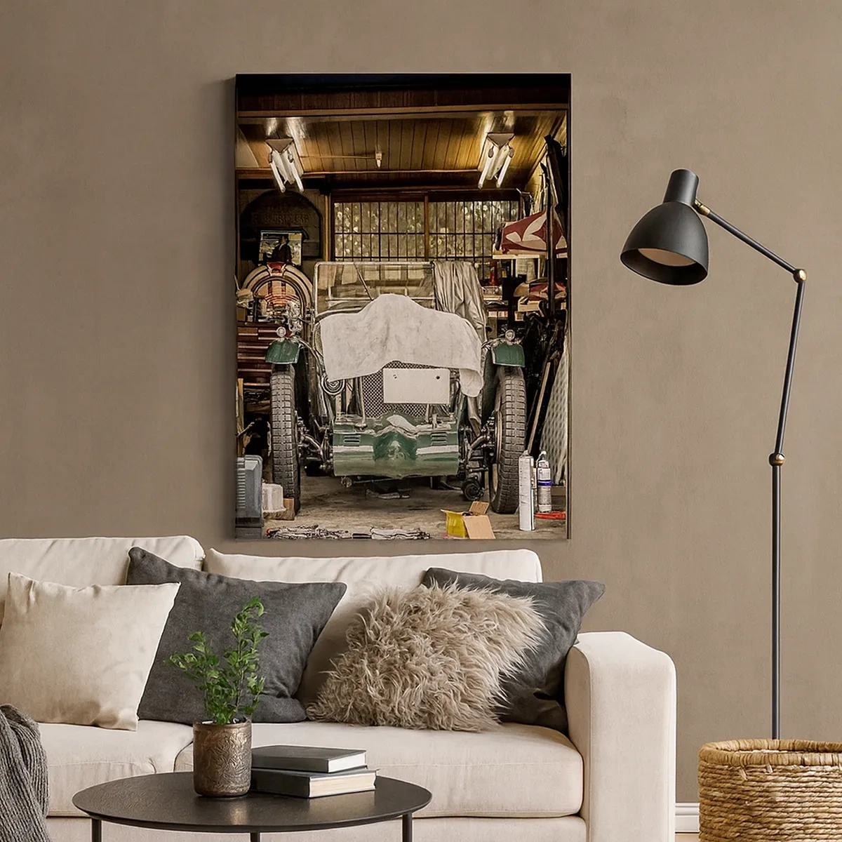Quadro su tela - Stampe su Tela - Una vecchia auto in un garage circondata da attrezzi e attrezzature - 50x70cm - Ritorno al passato - Decorazione murale moderna per soggiorno e camera da letto ARTTOR