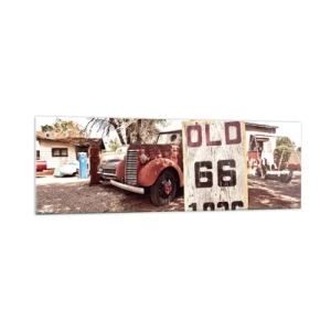 Quadro su vetro - Auto retrò e cartello della Route 66 in un ambiente rustico - 160x50cm - La leggenda della provincia americana - Decorazione murale moderna per soggiorno e camera da letto ARTTOR