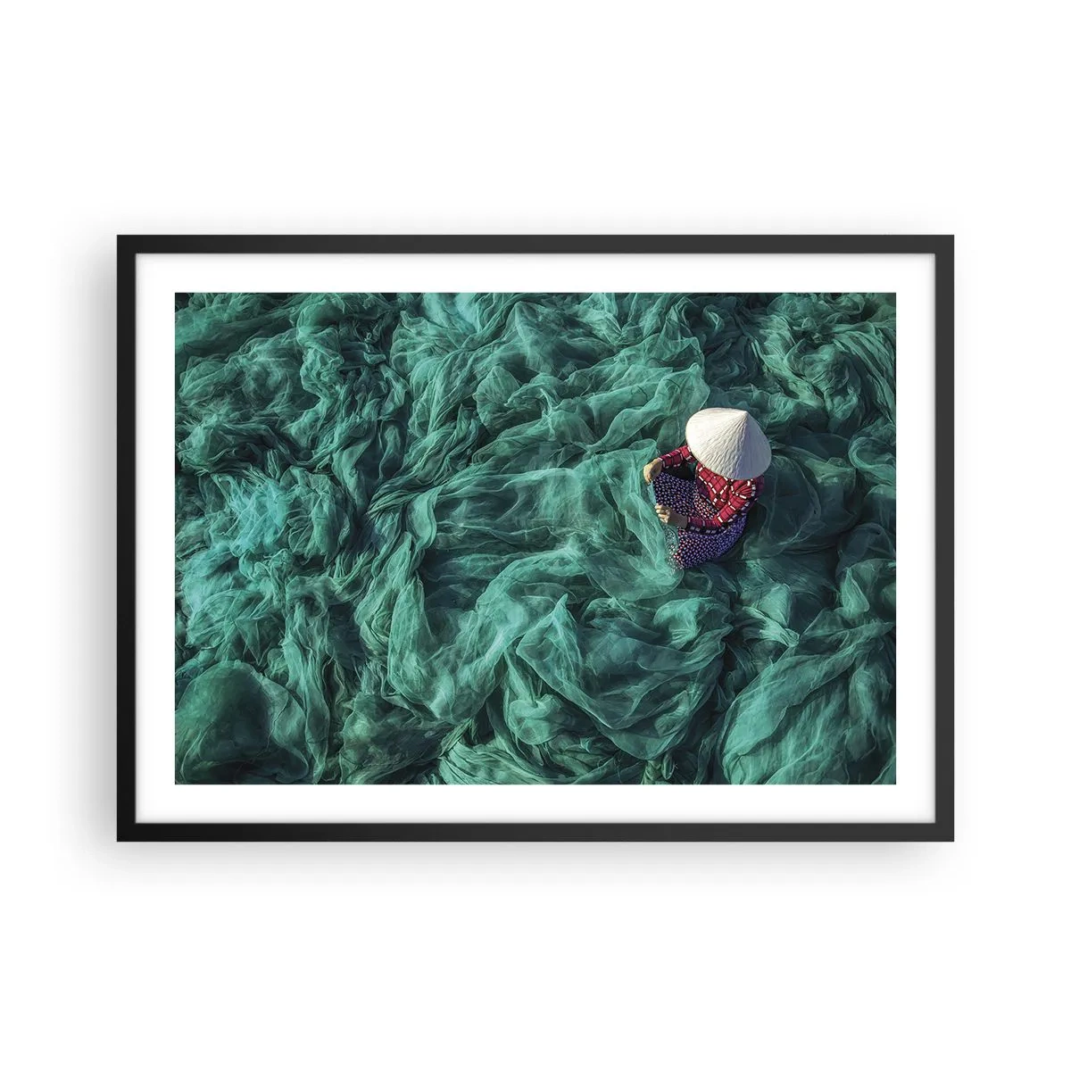 Poster in cornice nera - Una persona con un cappello tra reti da pesca verdi - 70x50cm - Nel mare di reti - Decorazione murale moderna per soggiorno e camera da letto ARTTOR