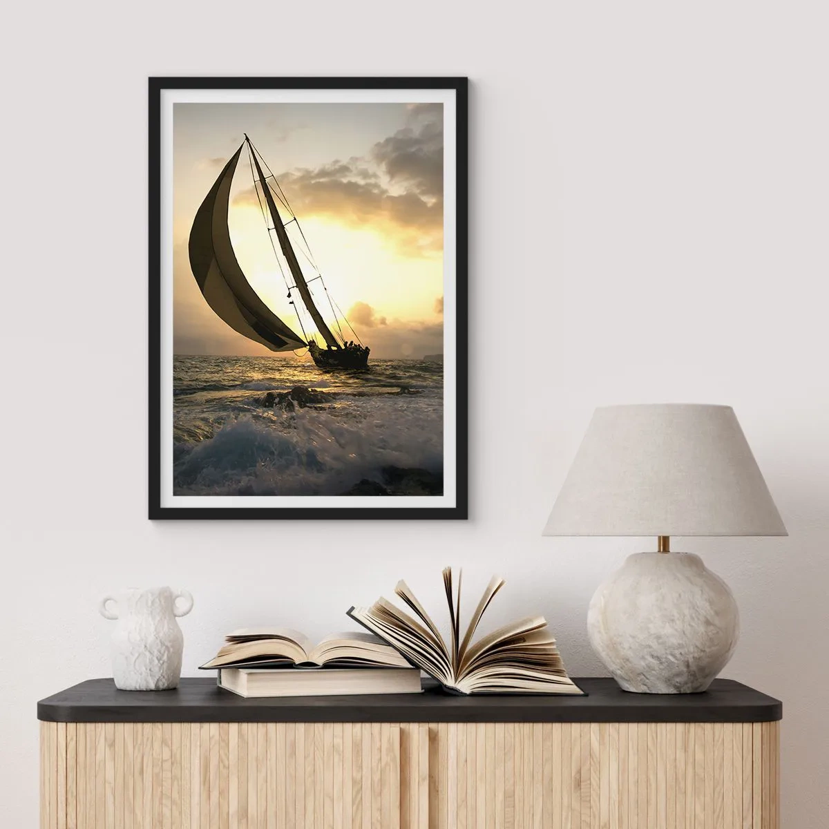 Poster in cornice nera - Una barca a vela in un mare in tempesta al chiarore del sole al tramonto - 50x70cm - Con il vento e controvento - Decorazione murale moderna per soggiorno e camera da letto ARTTOR