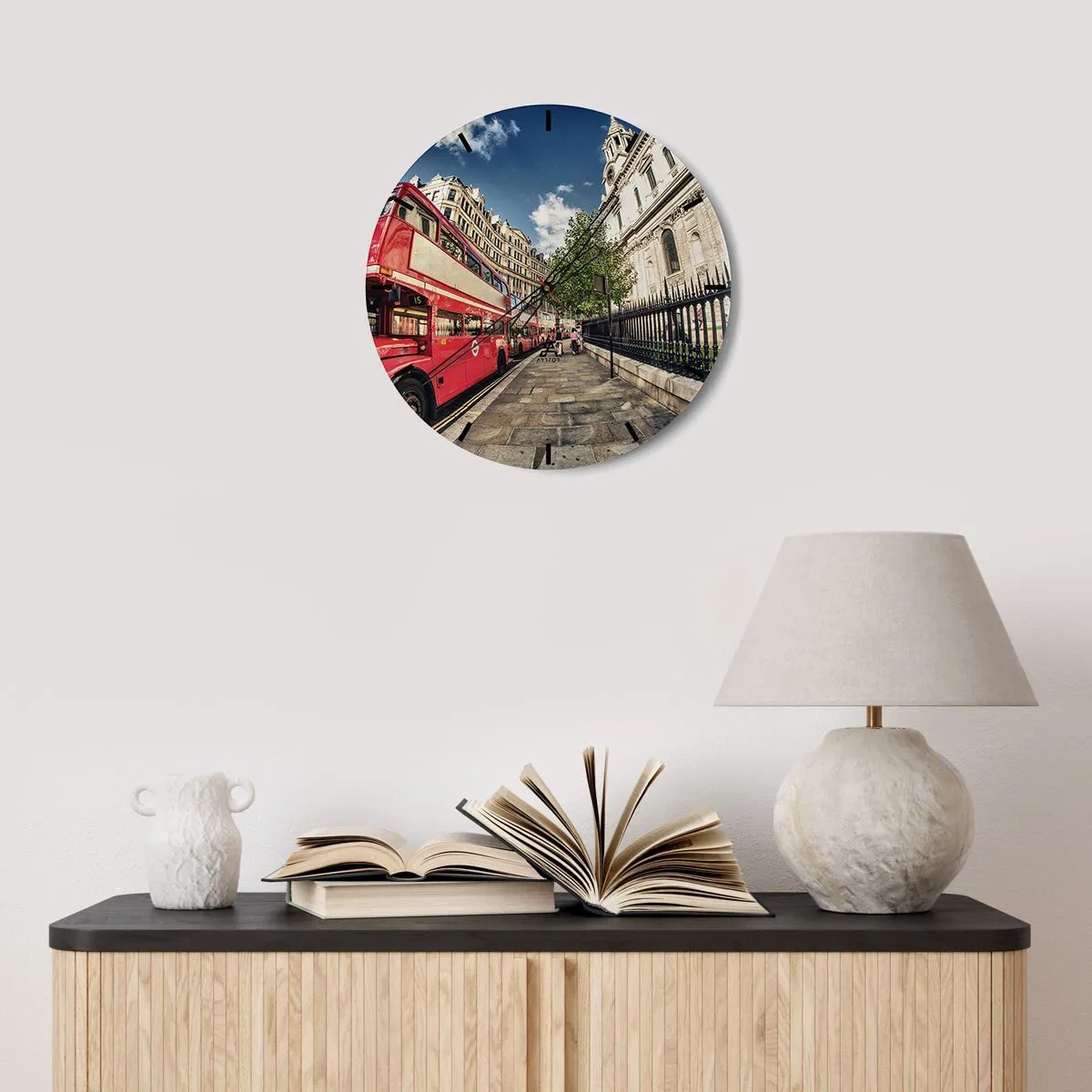 Orologio da parete - Orologio in Vetro - Un autobus rosso a due piani su una strada cittadina in una giornata di sole - 30x30cm - Via di Londra in grigio e rosso - Decorazione murale moderna per soggiorno, cucina e camera da letto ARTTOR