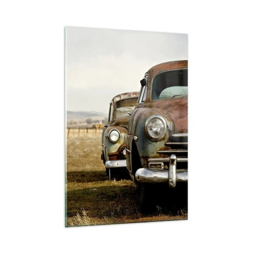 Quadro su vetro - Due vecchie auto su una strada sterrata accanto a una recinzione di legno - 80x120cm - Meritato riposo - Decorazione murale moderna per soggiorno e camera da letto ARTTOR