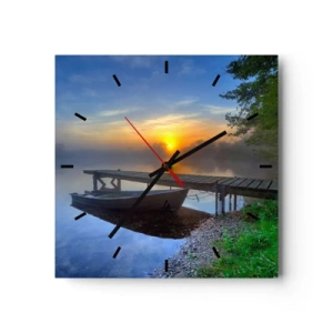 Orologio da parete - Orologio in Vetro - Un molo sul lago all'alba con una barca sulla riva - 30x30cm - Come la normalità diventa magica - Decorazione murale moderna per soggiorno e camera da letto ARTTOR