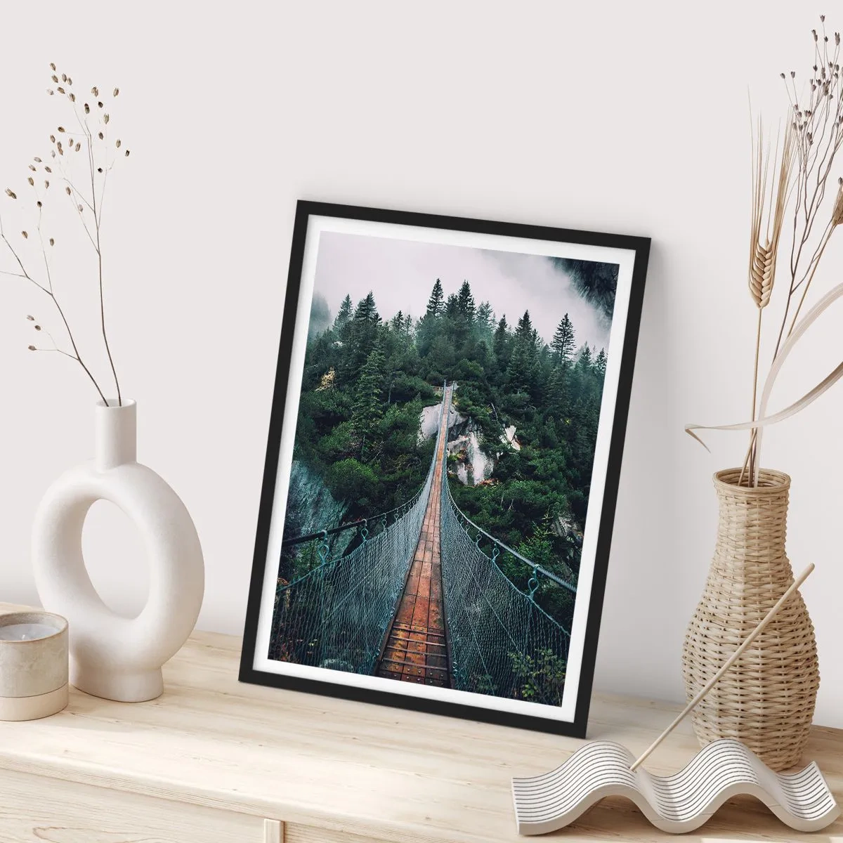Poster in cornice nera - Un ponte sospeso attraverso una foresta fitta e nebbiosa - 50x70cm - Solo per le aquile - Decorazione murale moderna per soggiorno e camera da letto ARTTOR
