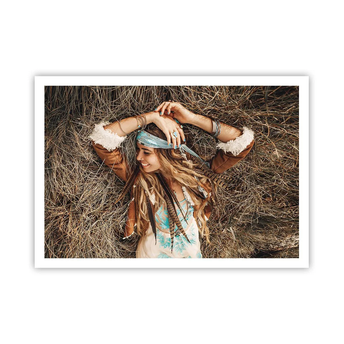 Poster - Donna in stile boho sdraiata sul fieno - 100x70cm - Verso gli anni dell'amore - Decorazione murale moderna per soggiorno e camera da letto ARTTOR
