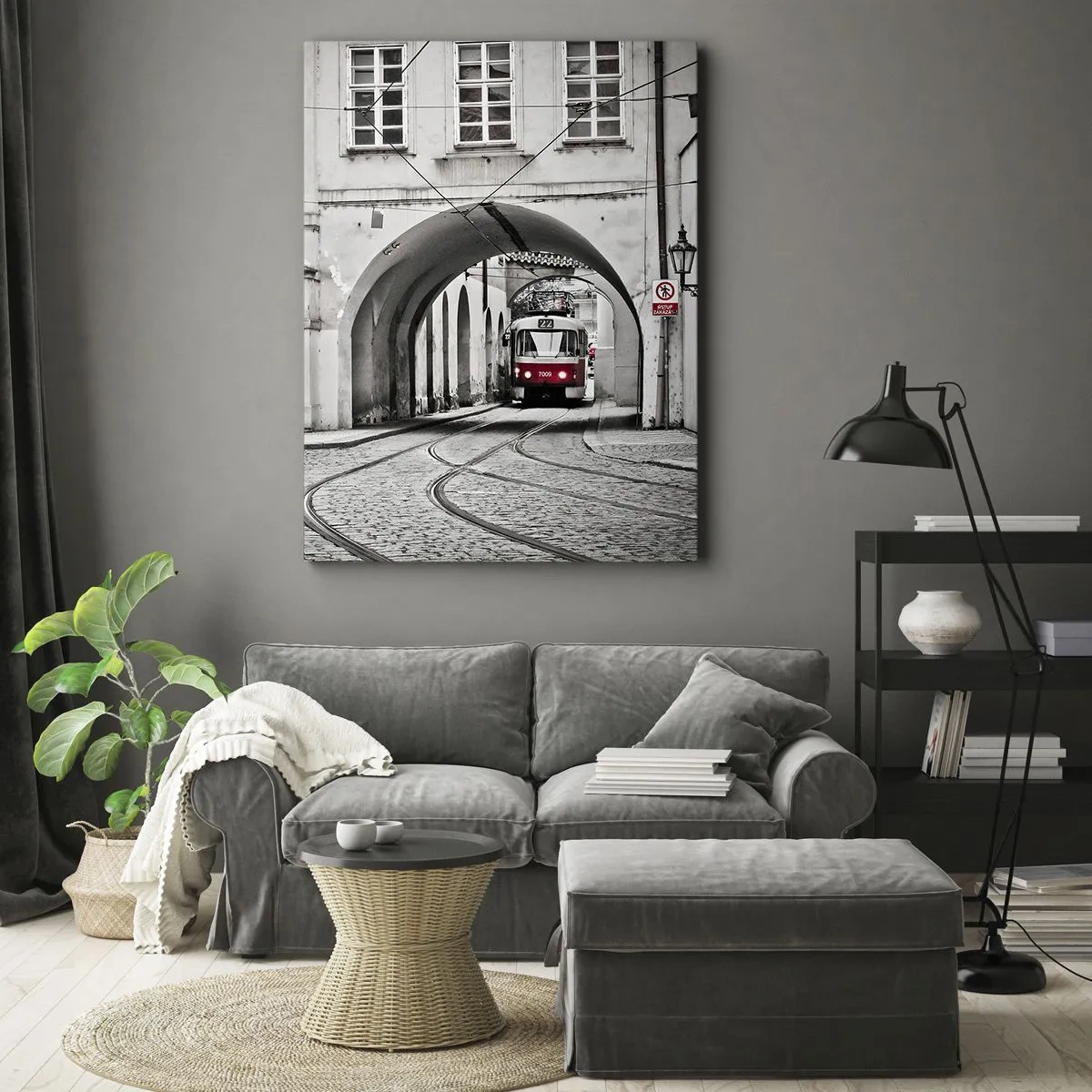 Quadro su tela - Stampe su Tela - Un tram bianco e nero in una strada storica della città - 80x120cm - Attraverso il labirinto cittadino - Decorazione murale moderna per soggiorno e camera da letto ARTTOR