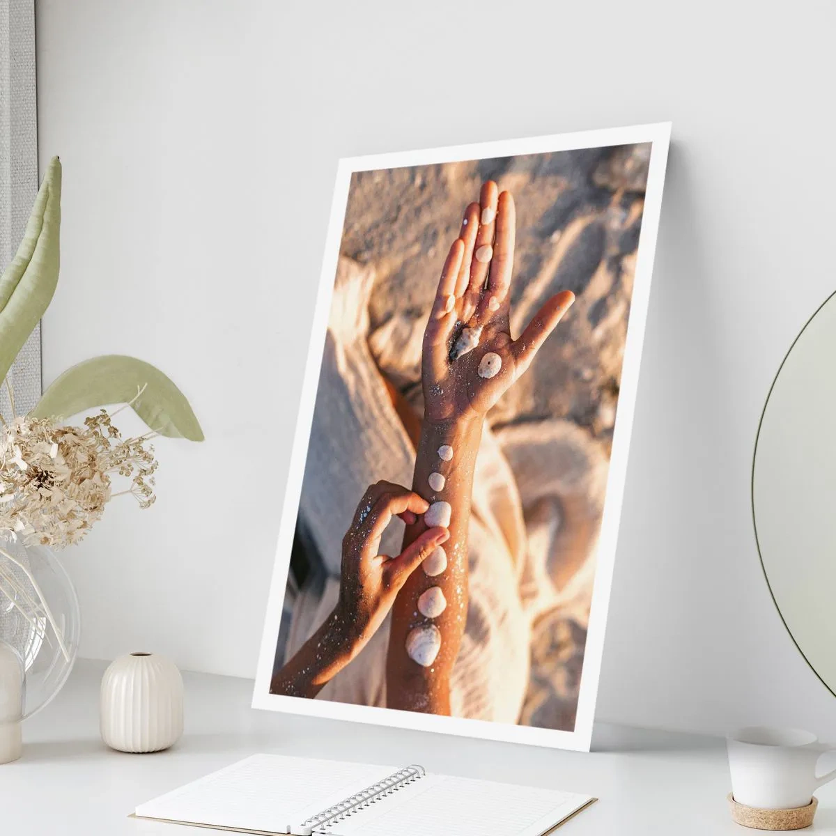 Poster - Mani decorate con conchiglie su sfondo sabbioso - 50x70cm - La bellezza a portata di mano - Decorazione murale moderna per soggiorno e camera da letto ARTTOR