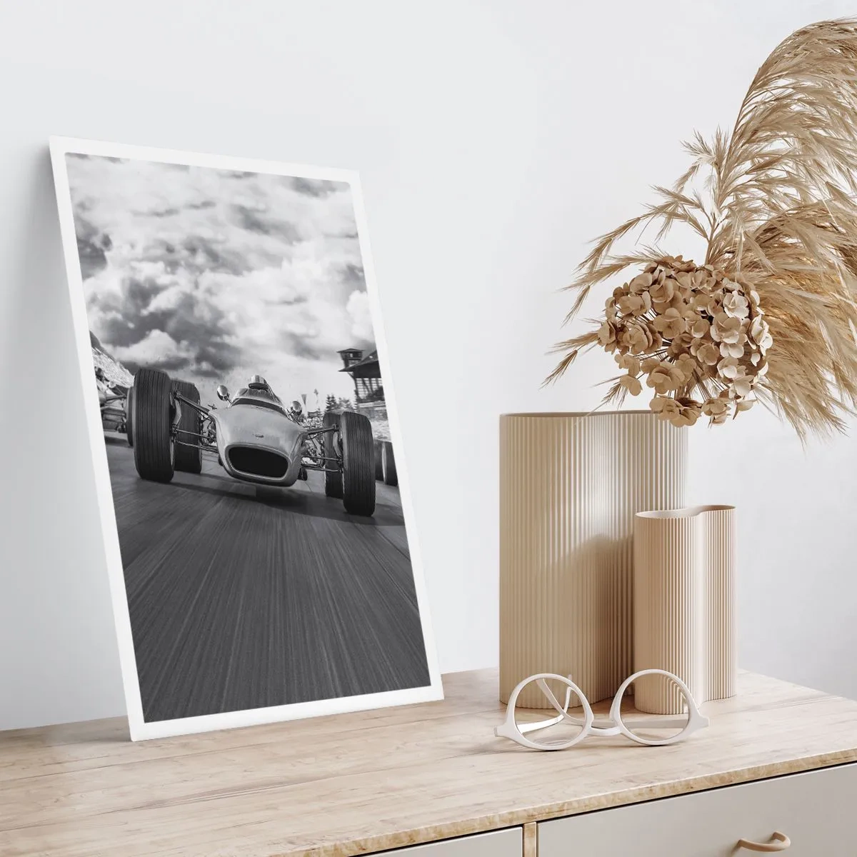 Poster - Auto da corsa retrò in pista in bianco e nero - 50x70cm - C'è la forza! - Decorazione murale moderna per soggiorno e camera da letto ARTTOR