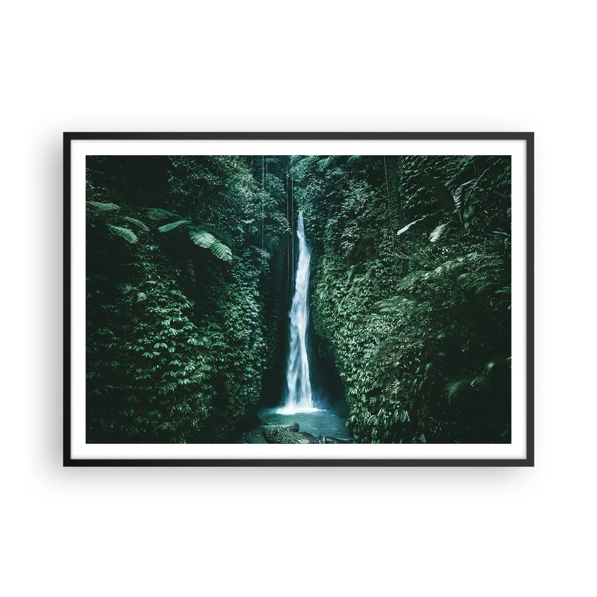 Poster in cornice nera - Una cascata circondata da una fitta vegetazione tropicale - 100x70cm - Terme tropicali - Decorazione murale moderna per soggiorno e camera da letto ARTTOR