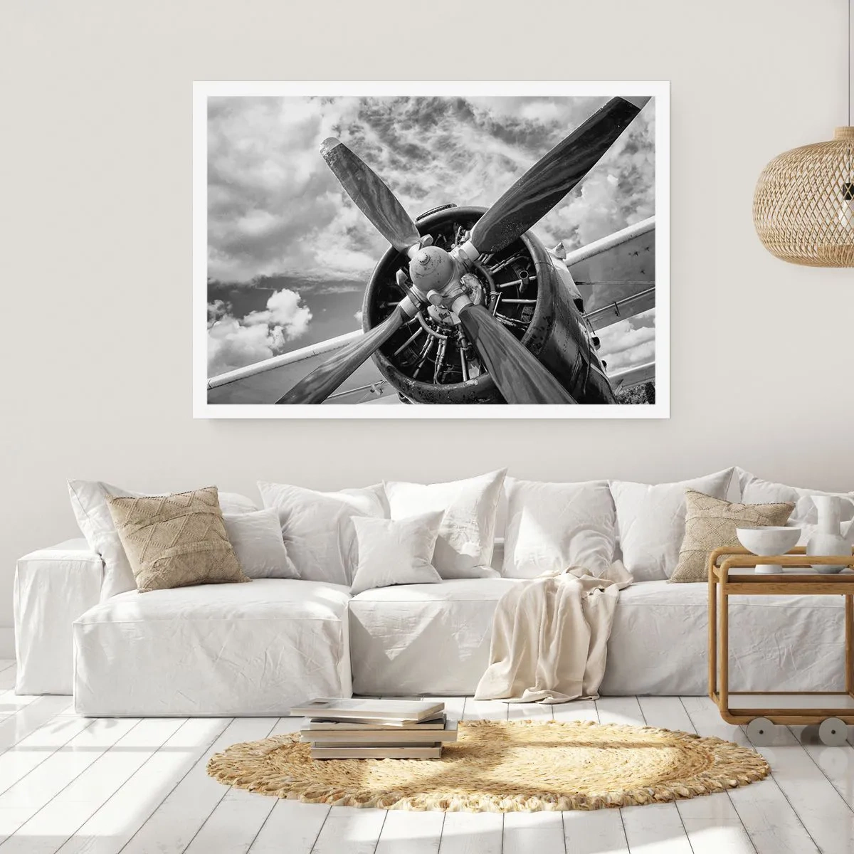 Poster - Una foto in bianco e nero dell'elica di un aereo contro un cielo dinamico. - 100x70cm - Il dominatore dell'aria - Decorazione murale moderna per soggiorno e camera da letto ARTTOR
