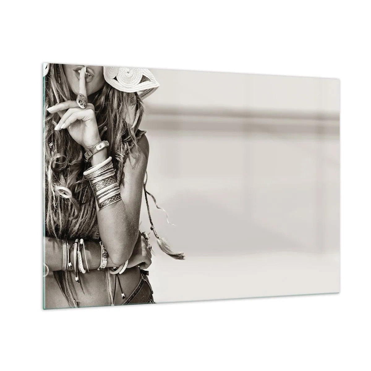 Quadro su vetro - Una donna con gioielli e un dito sulle labbra in uno scatto artistico - 100x70cm - Come una ragazza - Decorazione murale moderna per soggiorno e camera da letto ARTTOR