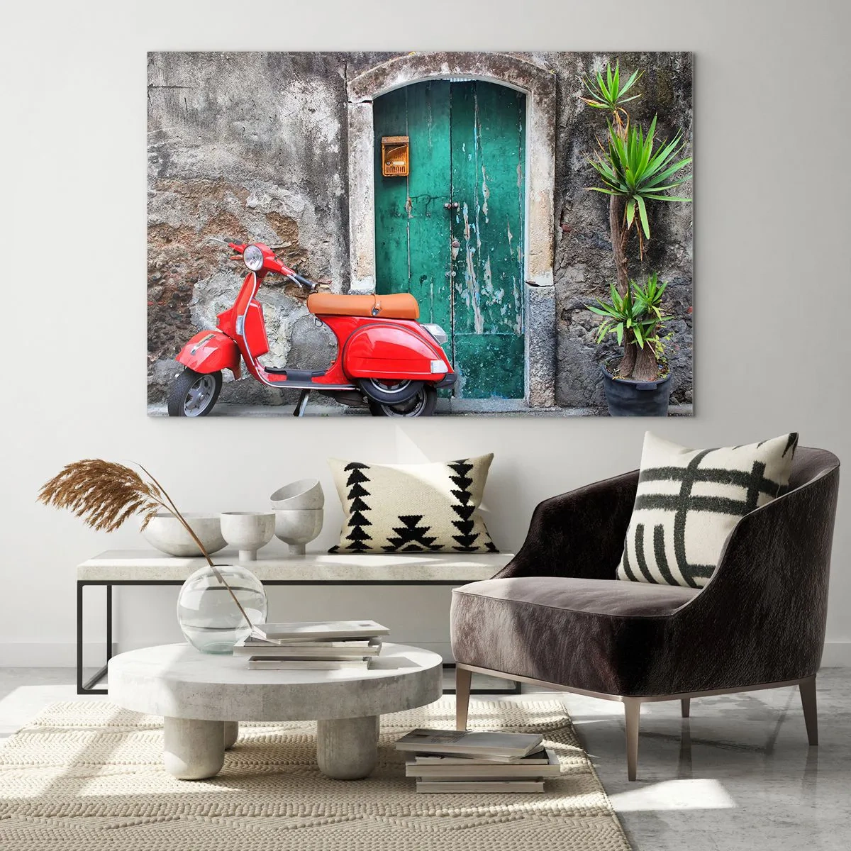 Quadro su vetro - Scooter rosso contro una porta verde - 120x80cm - Vacanze italiane - Decorazione murale moderna per soggiorno e camera da letto ARTTOR