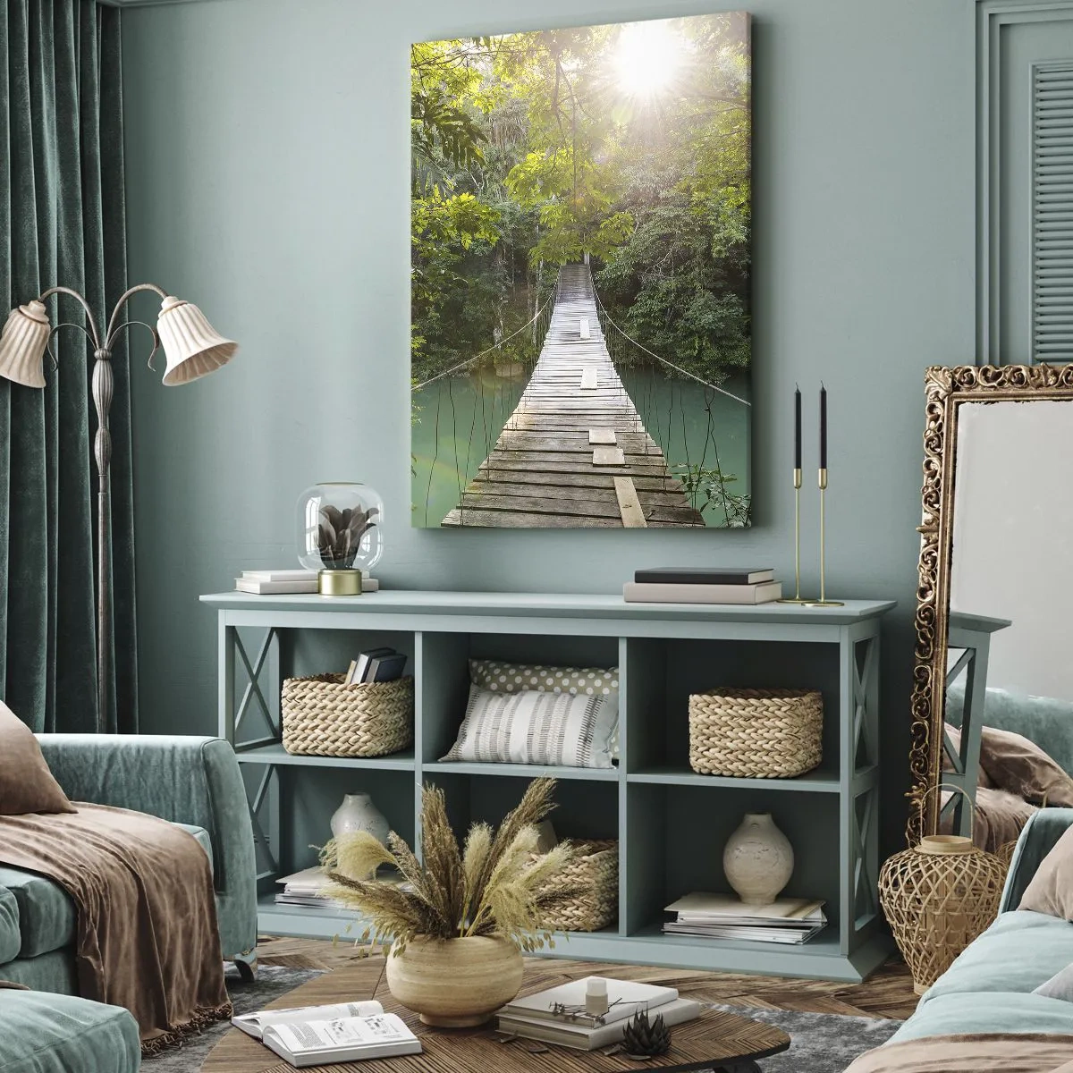 Quadro su tela - Stampe su Tela - Un ponte sospeso in una foresta tropicale illuminato dalla luce del sole. - 50x70cm - Sull'acqua azzurra verso il bosco azzurro - Decorazione murale moderna per soggiorno e camera da letto ARTTOR