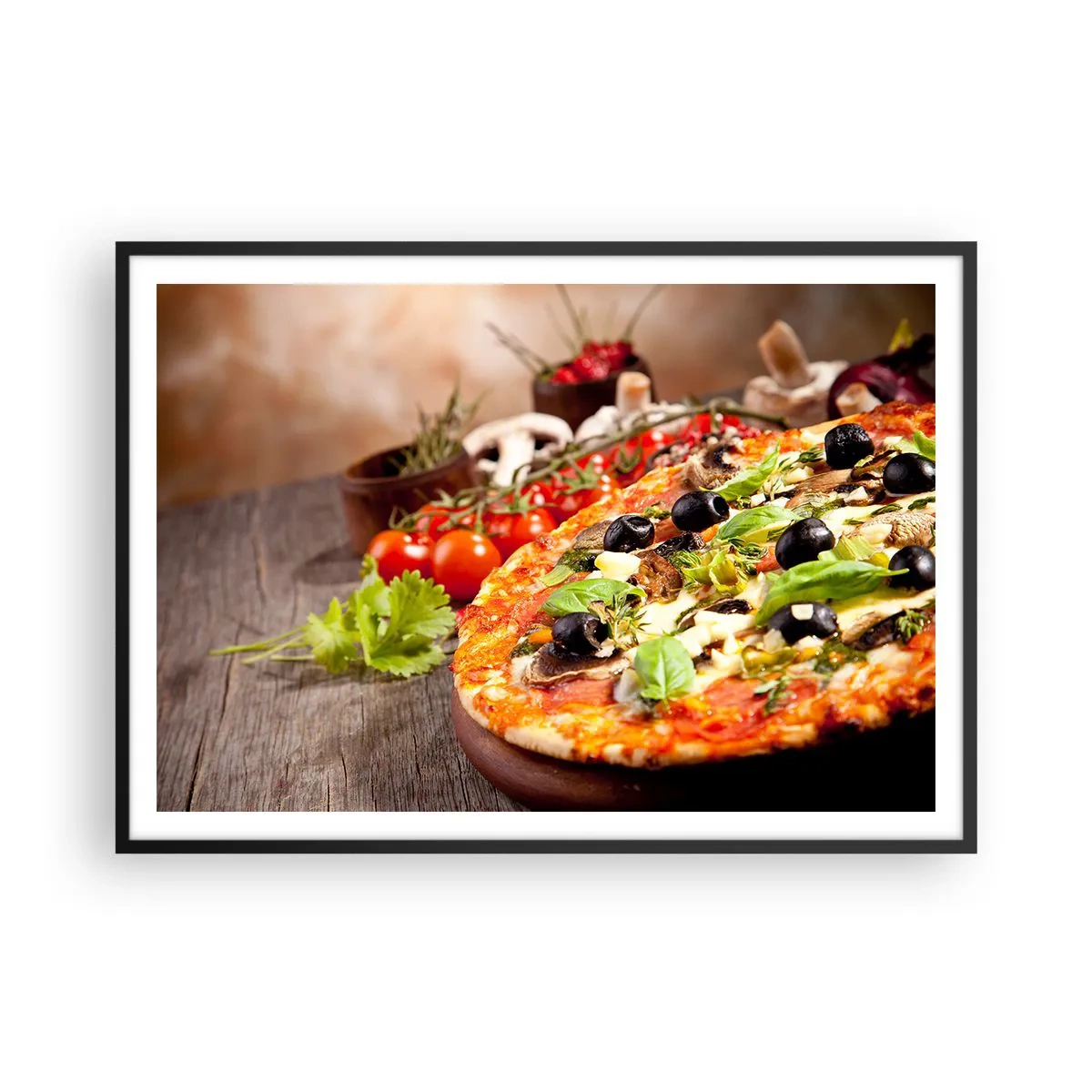 Poster in cornice nera - Pizza con olive, basilico e ingredienti freschi su fondo in legno - 100x70cm - Con ingredienti tellurici - Decorazione murale moderna per soggiorno e camera da letto ARTTOR