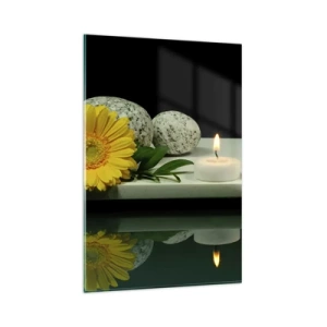 Quadro su vetro - Fiore giallo, candele e pietre sullo sfondo dell'acqua - 80x120cm - Il sollievo dei sensi - Decorazione murale moderna per soggiorno e camera da letto ARTTOR