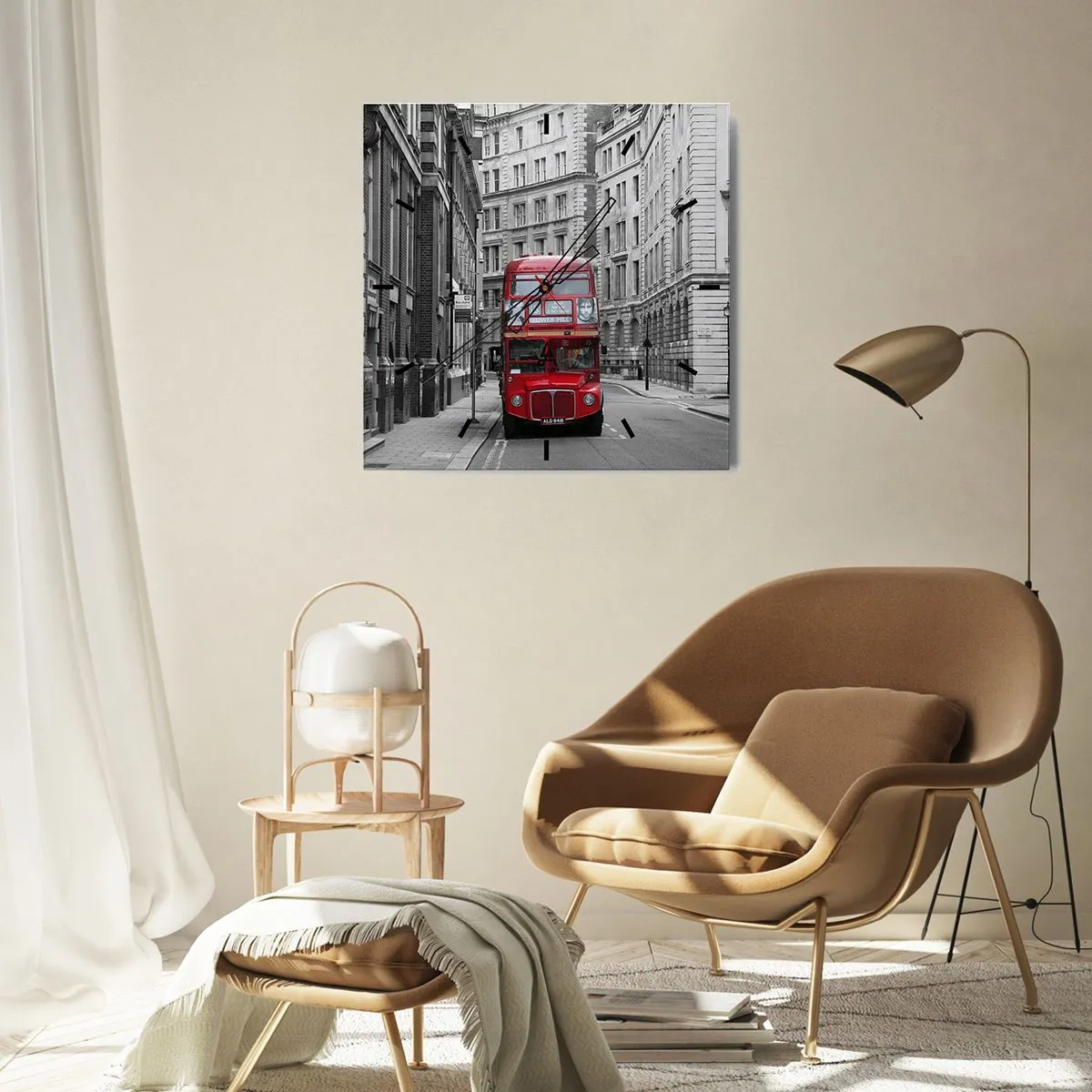 Orologio da parete - Orologio in Vetro - Un autobus rosso sullo sfondo di edifici cittadini bianchi e neri. - 30x30cm - Il quotidiano non deve essere grigio - Decorazione murale moderna per soggiorno e camera da letto ARTTOR