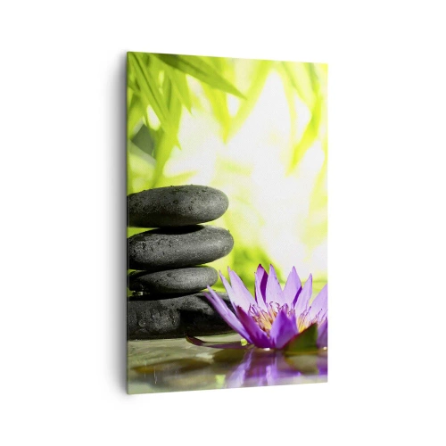 Quadro su tela - Stampe su Tela - Una pila di pietre zen e un fiore di loto su uno sfondo di foglie di bambù. - 80x120cm - In un cespuglio di bambù - Decorazione murale moderna per soggiorno e camera da letto ARTTOR