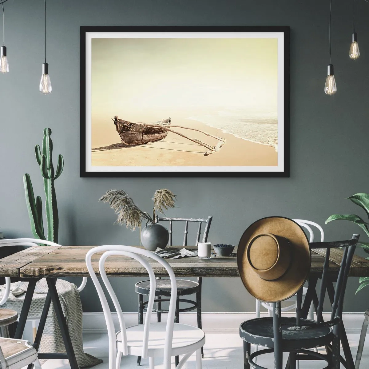 Poster in cornice nera - Vecchia barca da pesca su una spiaggia sabbiosa - 100x70cm - Ricordo dei mari del sud - Decorazione murale moderna per soggiorno e camera da letto ARTTOR