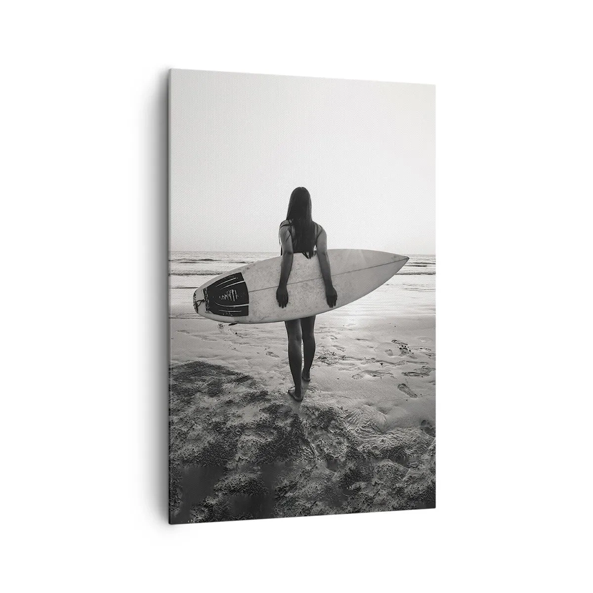 Quadro su tela - Stampe su Tela - Donna con tavola da surf sulla spiaggia in bianco e nero - 80x120cm - La figlia dell'onda marina - Decorazione murale moderna per soggiorno e camera da letto ARTTOR