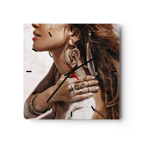 Orologio da parete - Orologio in Vetro - Donna elegante con gioielli su uno sfondo di sabbia chiara - 30x30cm - Regina della spiaggia selvatica - Decorazione murale moderna per soggiorno e camera da letto ARTTOR