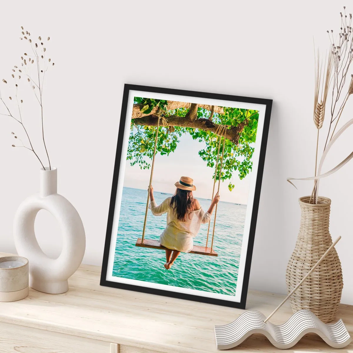 Poster in cornice nera - Donna su un'altalena in riva al mare in un ambiente tropicale - 50x70cm - La vita è bella - Decorazione murale moderna per soggiorno e camera da letto ARTTOR