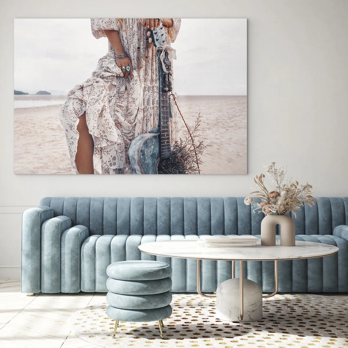 Quadro su vetro - Donna in stile boho con chitarra su una spiaggia deserta - 100x70cm - Figli dei fiori in cammino - Decorazione murale moderna per soggiorno e camera da letto ARTTOR
