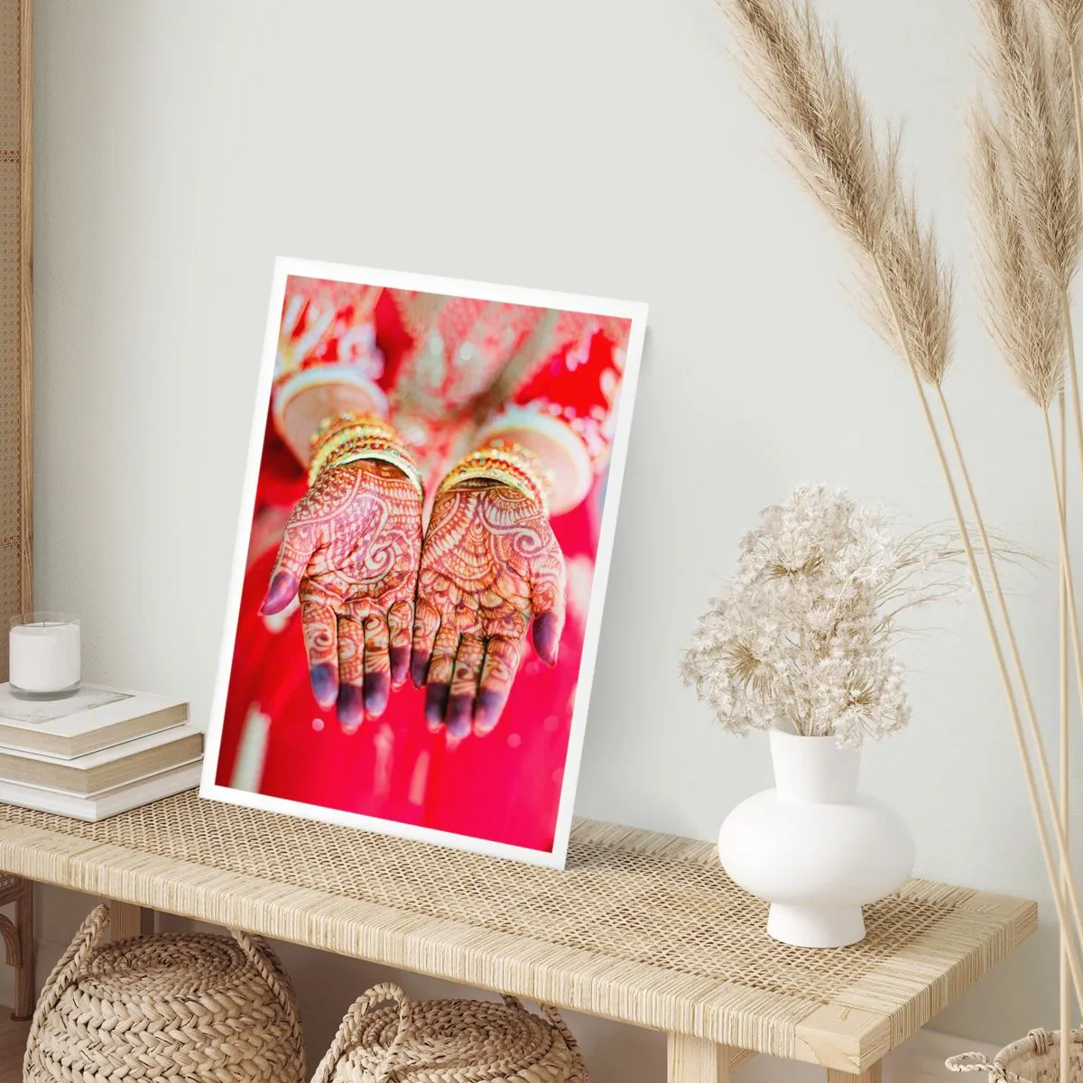 Poster - Mani decorative all'henné su sfondo rosso - 50x70cm - Pronta ad afferrare la fortuna - Decorazione murale moderna per soggiorno e camera da letto ARTTOR