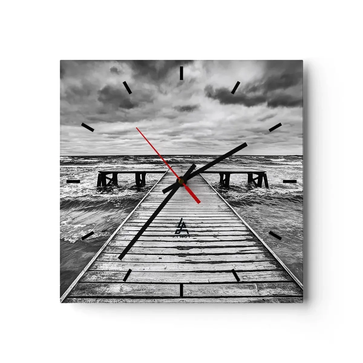 Orologio da parete - Orologio in Vetro - Una vista in bianco e nero di un molo di legno su un mare in tempesta. - 30x30cm - Aspetto che il vento le scacci via... - Decorazione murale moderna per soggiorno e camera da letto ARTTOR