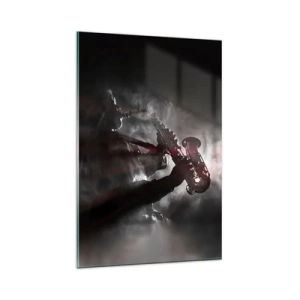 Quadro su vetro - Sassofonista in fumo sul palco in un suggestivo abito nero e rosso - 80x120cm - Nei fumi del jazz - Decorazione murale moderna per soggiorno e camera da letto ARTTOR