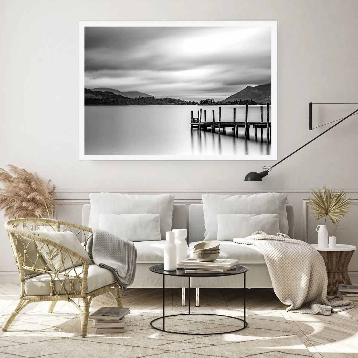 Poster - Paesaggio in bianco e nero con un molo su un lago - 100x70cm - Mitezza e forza - Decorazione murale moderna per soggiorno e camera da letto ARTTOR