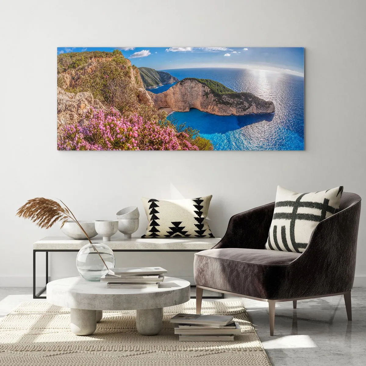 Quadro su vetro - Una scogliera con fiori, un mare turchese e un soleggiato paesaggio greco - 160x50cm - Le mie grosse vacanze greche - Decorazione murale moderna per soggiorno e camera da letto ARTTOR