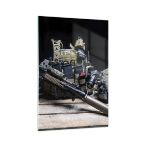 Quadro su vetro - Attrezzatura tattica con un fucile su un tavolo di legno - 70x100cm - Riposo! - Decorazione murale moderna per soggiorno e camera da letto ARTTOR