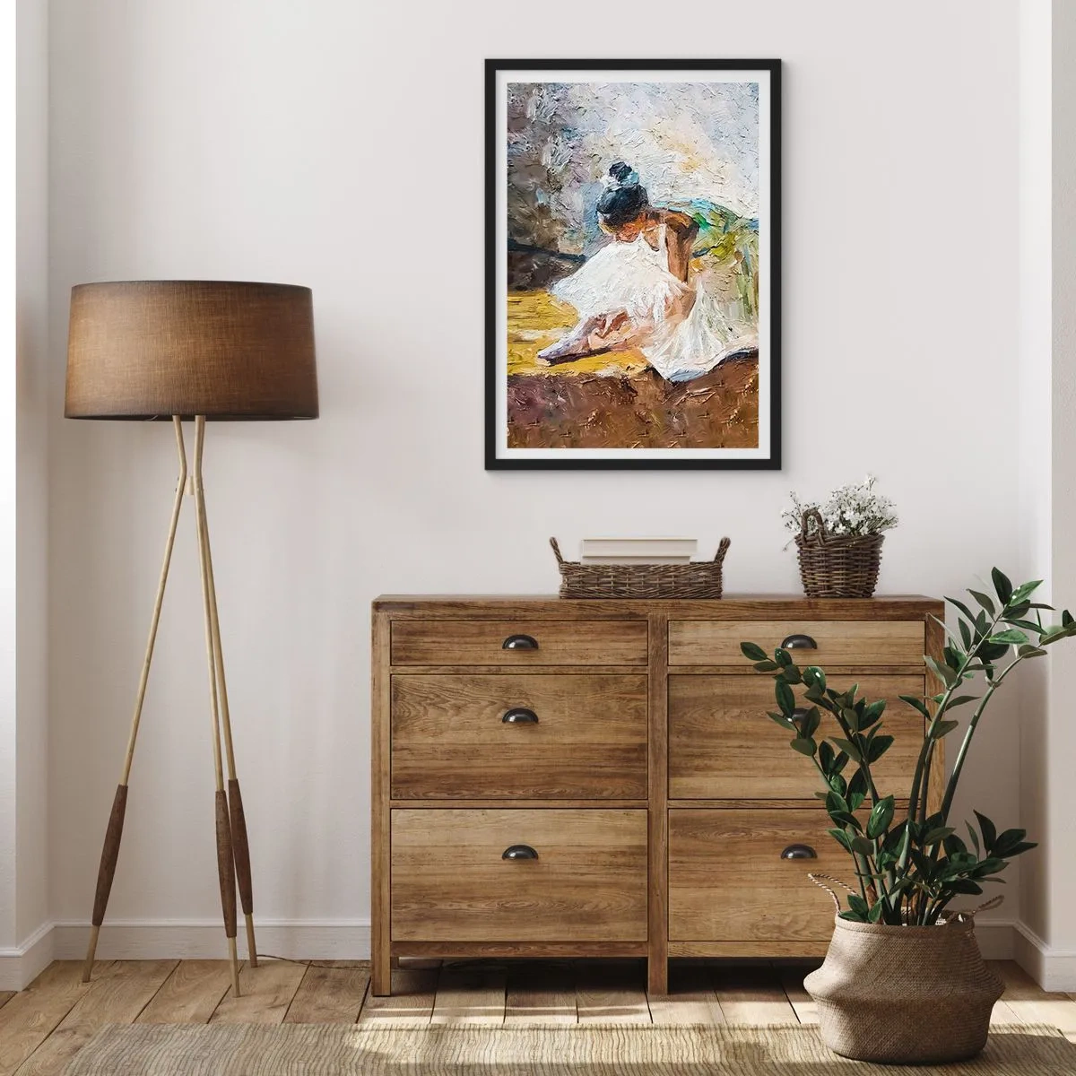 Poster in cornice nera - Una ballerina in abito bianco è appoggiata a uno sfondo pittorico. - 50x70cm - Dal quadro di Degas - Decorazione murale moderna per soggiorno e camera da letto ARTTOR