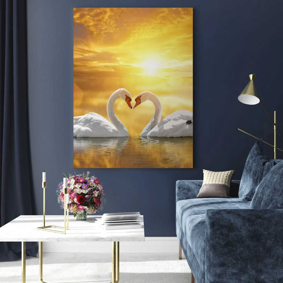 Quadro su vetro - Una scena romantica di due cigni che formano un cuore sullo sfondo di un tramonto dorato. - 70x100cm - Cuore è la più bella parola del mondo… - Decorazione murale moderna per soggiorno e camera da letto ARTTOR