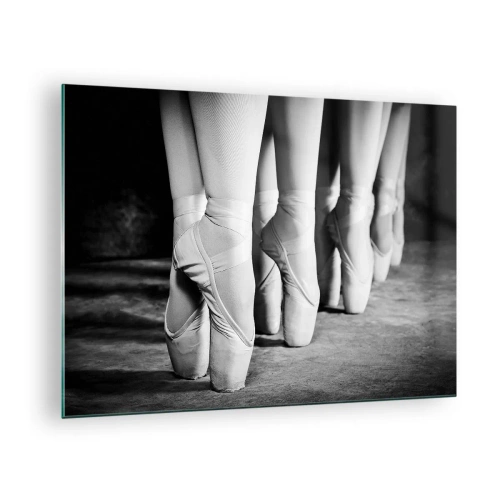 Quadro su vetro - Ballerine sulle punte in un ambiente in bianco e nero - 70x50cm - Insieme, con leggerezza - Decorazione murale moderna per soggiorno e camera da letto ARTTOR