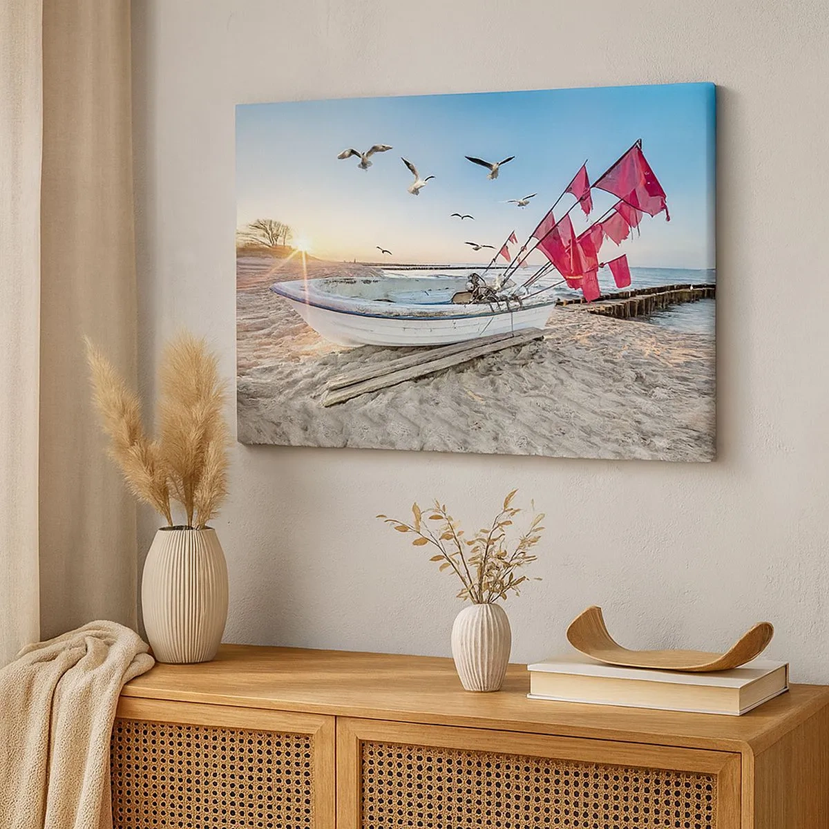 Quadro su tela - Stampe su Tela - Una barca sulla spiaggia all'alba con gabbiani e bandiere rosse - 70x50cm - Meritato riposo - Decorazione murale moderna per soggiorno e camera da letto ARTTOR