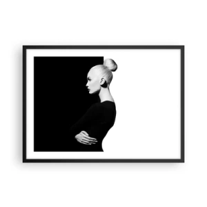 Poster in cornice nera - Ritratto elegante di una donna su sfondo bianco e nero - 70x50cm - Semplicemente donna - Decorazione murale moderna per soggiorno e camera da letto ARTTOR