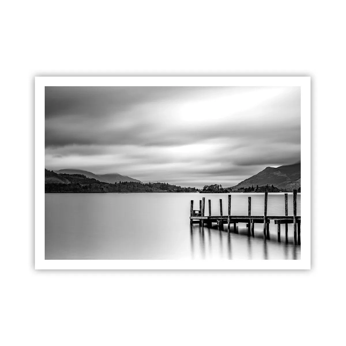 Poster - Paesaggio in bianco e nero con un molo su un lago - 100x70cm - Mitezza e forza - Decorazione murale moderna per soggiorno e camera da letto ARTTOR