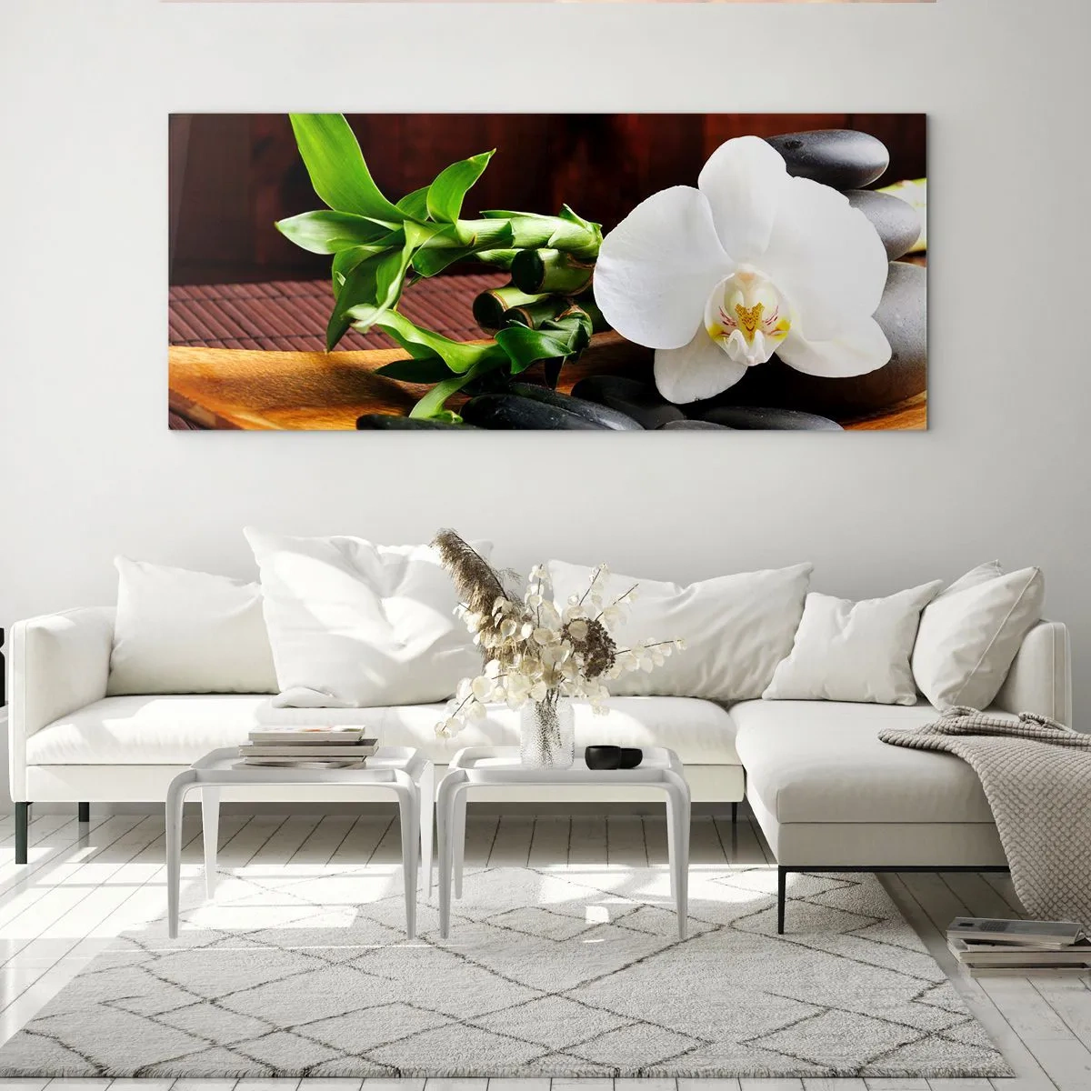 Quadro su vetro - Orchidea bianca con bambù su sfondo di pietra in stile Zen - 160x50cm - Lasciati toccare dalla natura - Decorazione murale moderna per soggiorno e camera da letto ARTTOR