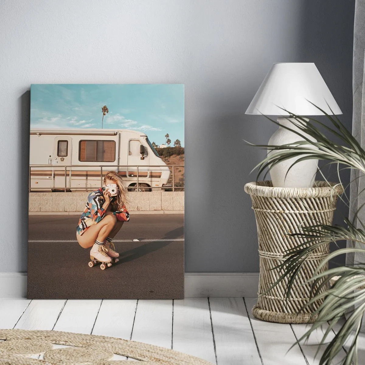 Quadro su tela - Stampe su Tela - Una ragazza sui pattini a rotelle scatta una foto in una giornata di sole. - 80x120cm - Sorridi per favore! - Decorazione murale moderna per soggiorno e camera da letto ARTTOR