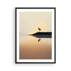 Poster in cornice nera - Una cicogna in piedi sulla riva di un lago con il suo riflesso nell'acqua - 50x70cm - Il signore del lago - Decorazione murale moderna per soggiorno e camera da letto ARTTOR