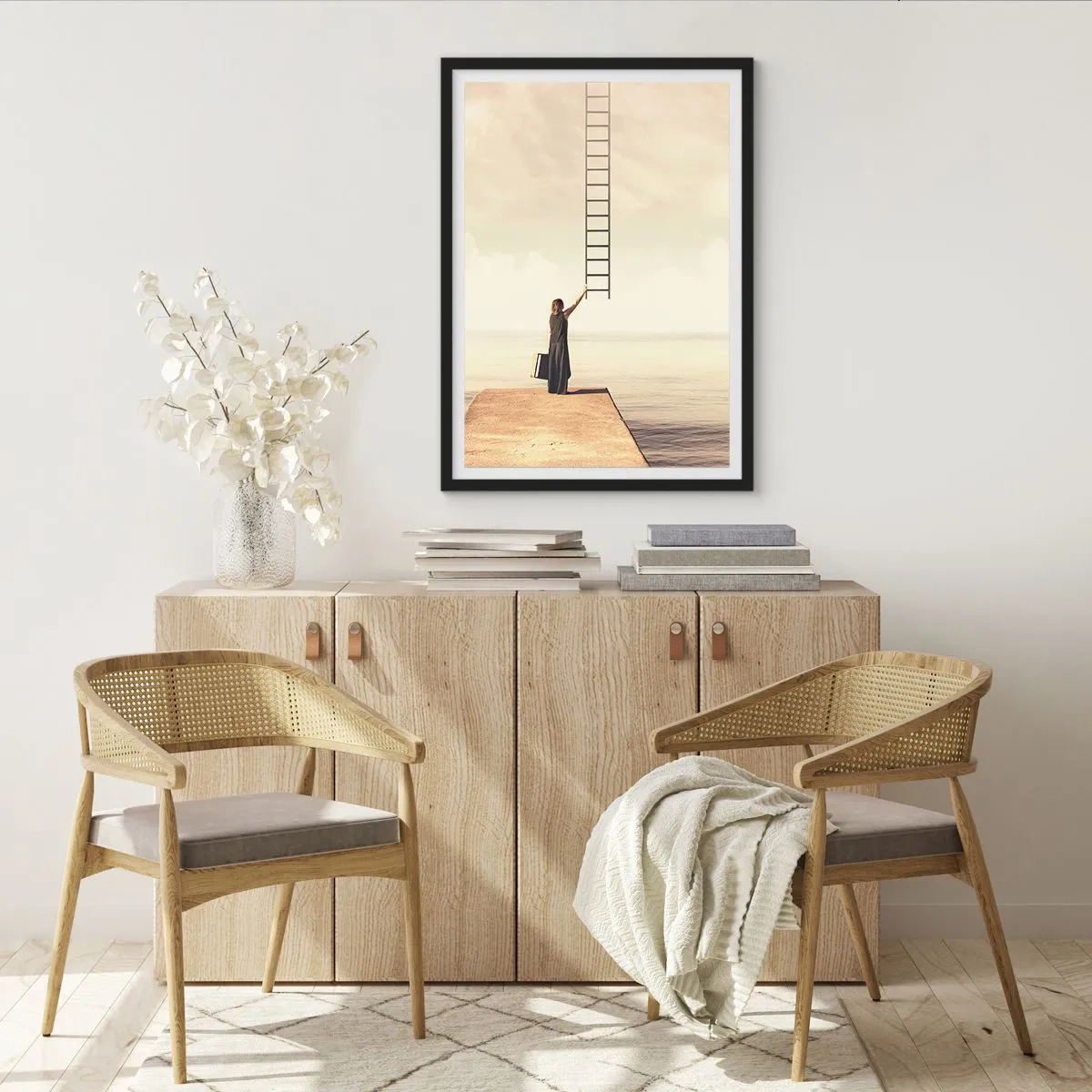Poster in cornice nera - Una donna su un molo che cerca di raggiungere una scala che porta al paradiso - 50x70cm - Viaggio magico - Decorazione murale moderna per soggiorno e camera da letto ARTTOR