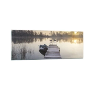 Quadro su vetro - Un molo sul lago al mattino con una barca e delle sedie - 140x50cm - Tornerò un giorno - Decorazione murale moderna per soggiorno e camera da letto ARTTOR