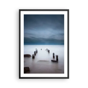 Poster in cornice nera - Una suggestiva vista di pali di legno nell'acqua - 50x70cm - Lago pensieroso - Decorazione murale moderna per soggiorno e camera da letto ARTTOR