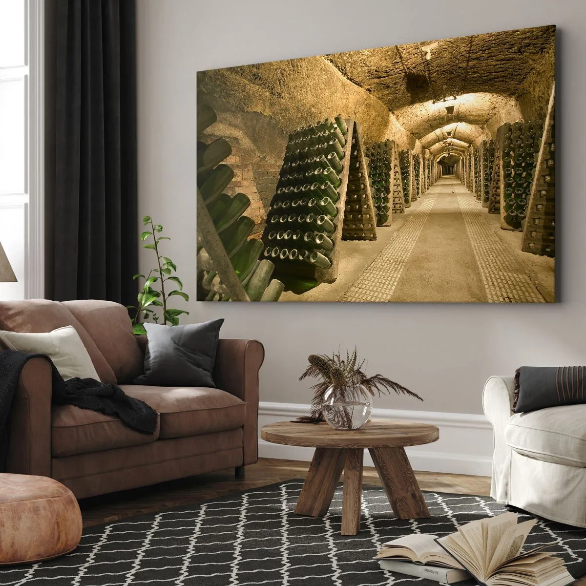 Quadro su tela - Stampe su Tela - Un vigneto con una cantina piena di bottiglie di vino esposte su scaffali di legno. - 120x80cm - Nascita del sapore - Decorazione murale moderna per soggiorno e camera da letto ARTTOR