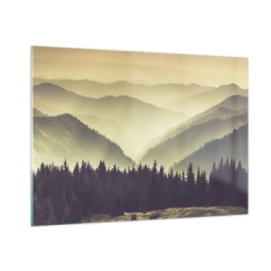 Quadro su vetro - Una vista nebbiosa di una catena montuosa con una foresta scura in primo piano - 100x70cm - Dopo sette montagne… - Decorazione murale moderna per soggiorno e camera da letto ARTTOR